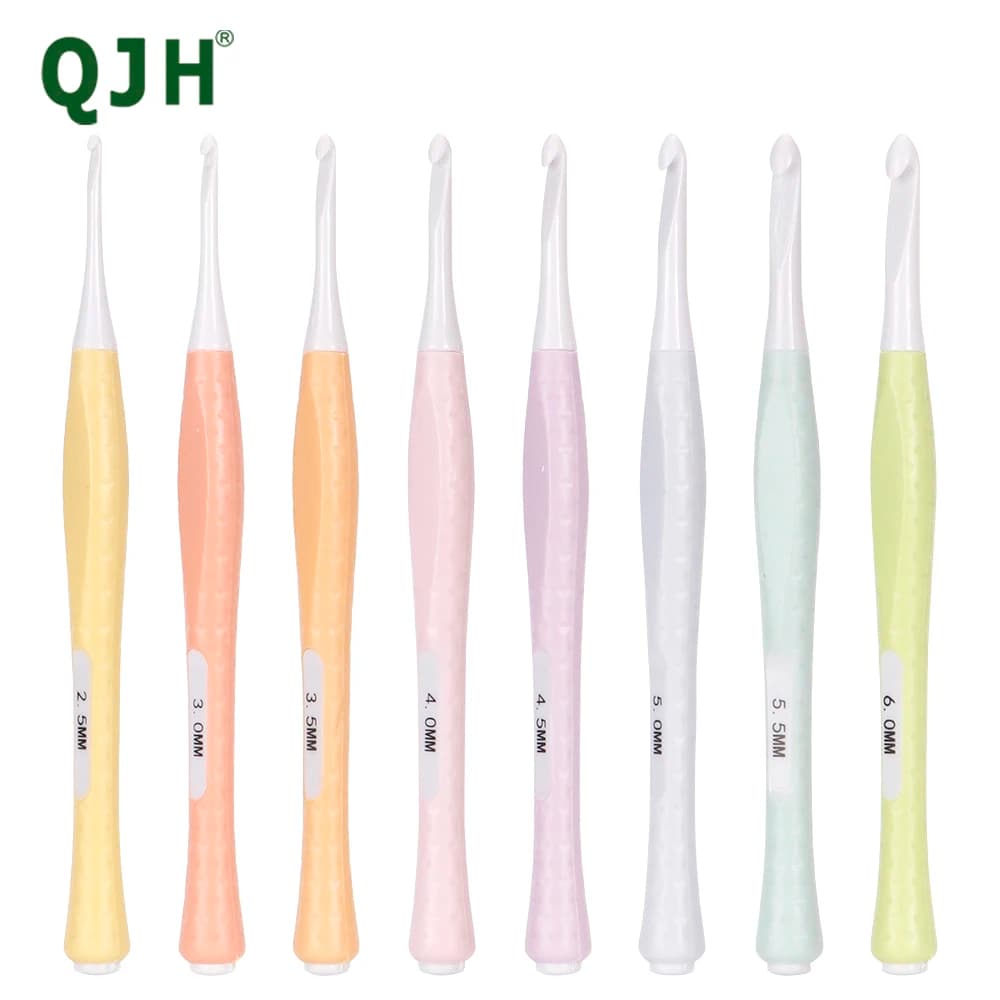 QJH Set di uncinetti in plastica da 8 dimensioni, colori scuri o chiari (2,5 mm-6 mm) Uncinetti ergonomici con custodia per mani artrite