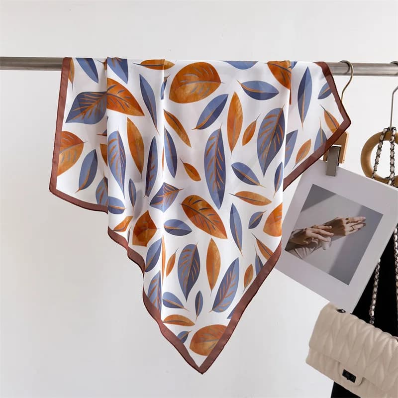 Sciarpe quadrate da 70 cm con stampa di marca di lusso Sciarpa di seta da donna Bandana Cravatte piccole Fasce per capelli Borse Foulard Scialle