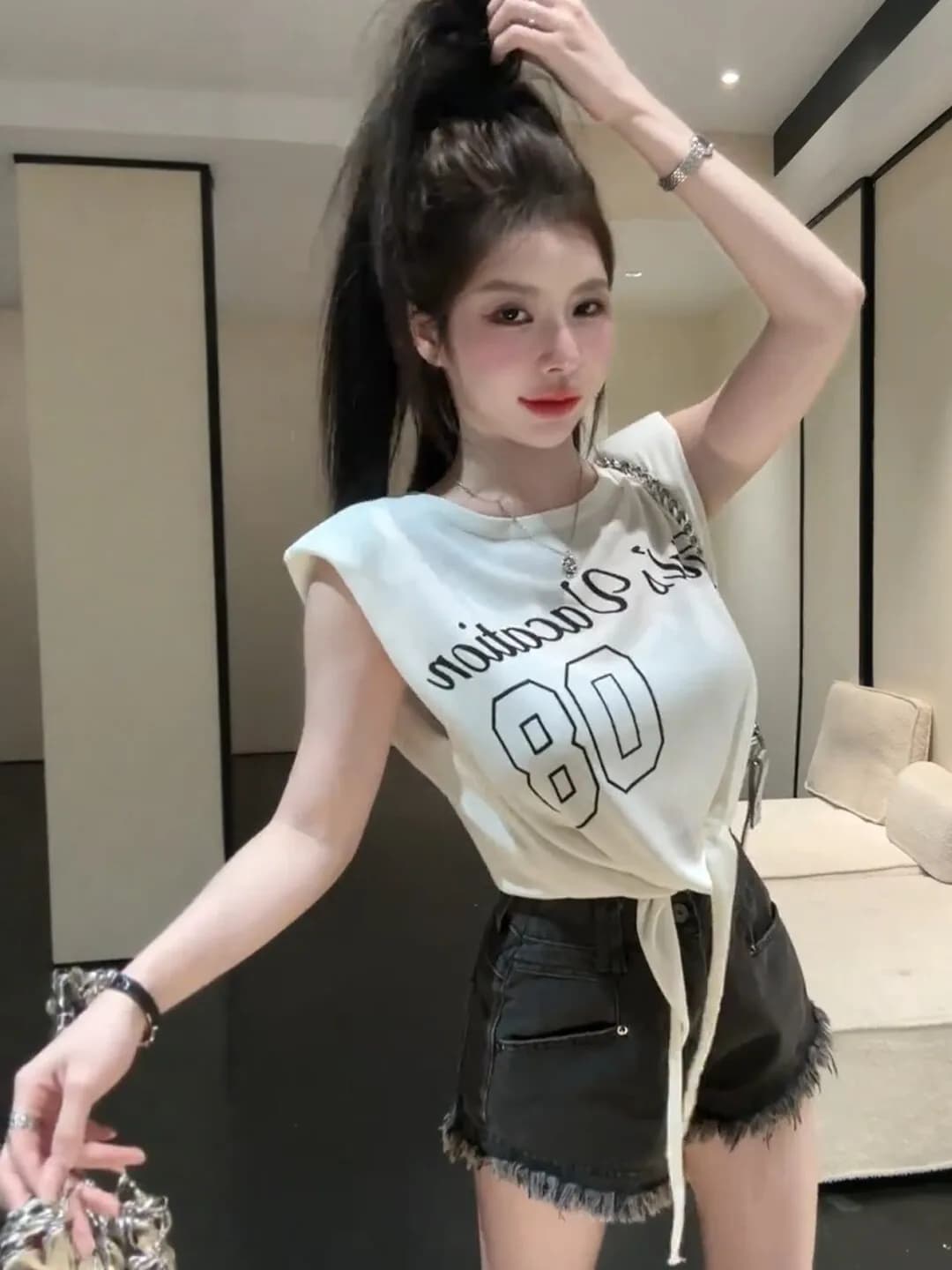 T-shirt bianca senza maniche con stampa di lettere in stile American Hot Girl, top corto casual con nodo, nuova moda estiva da donna, Citywalk