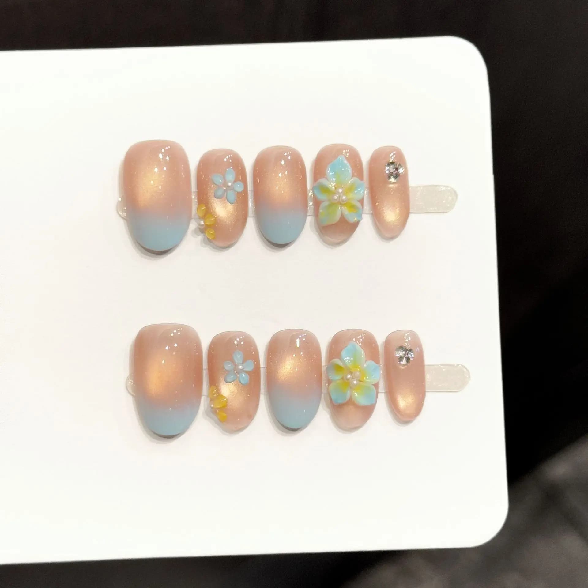 10 pezzi di unghie finte ovali corte pressate a mano, bellissime unghie finte, rosa scintillante con effetto occhio di gatto blu e diamanti a forma di fiore, ideali per le donne