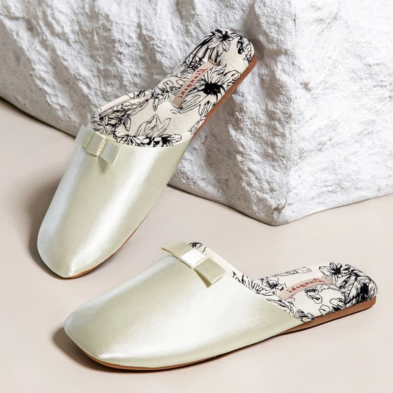 Women's Luxury Silk Print Flat Design Slippers Decoration with Sweet Butterfly knot Modern Slippers Comfortable and stylish home slippers