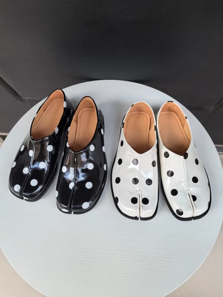 Glossy Polka Dot Tabi Split Toe Loafers Slip on Patent Leather Men Flat Shoes Fashion Casual Pig's Trotters Shoes
