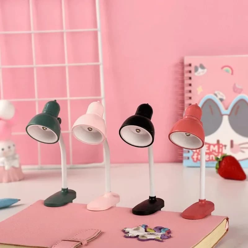 Mini Lampada da Lettura, Luce Calda per la Lettura, Piccola e Carina, Regalo per Bambini, Decorazione da Scrivania, Alimentata a Batteria, Luce Notturna Portatile con Clip