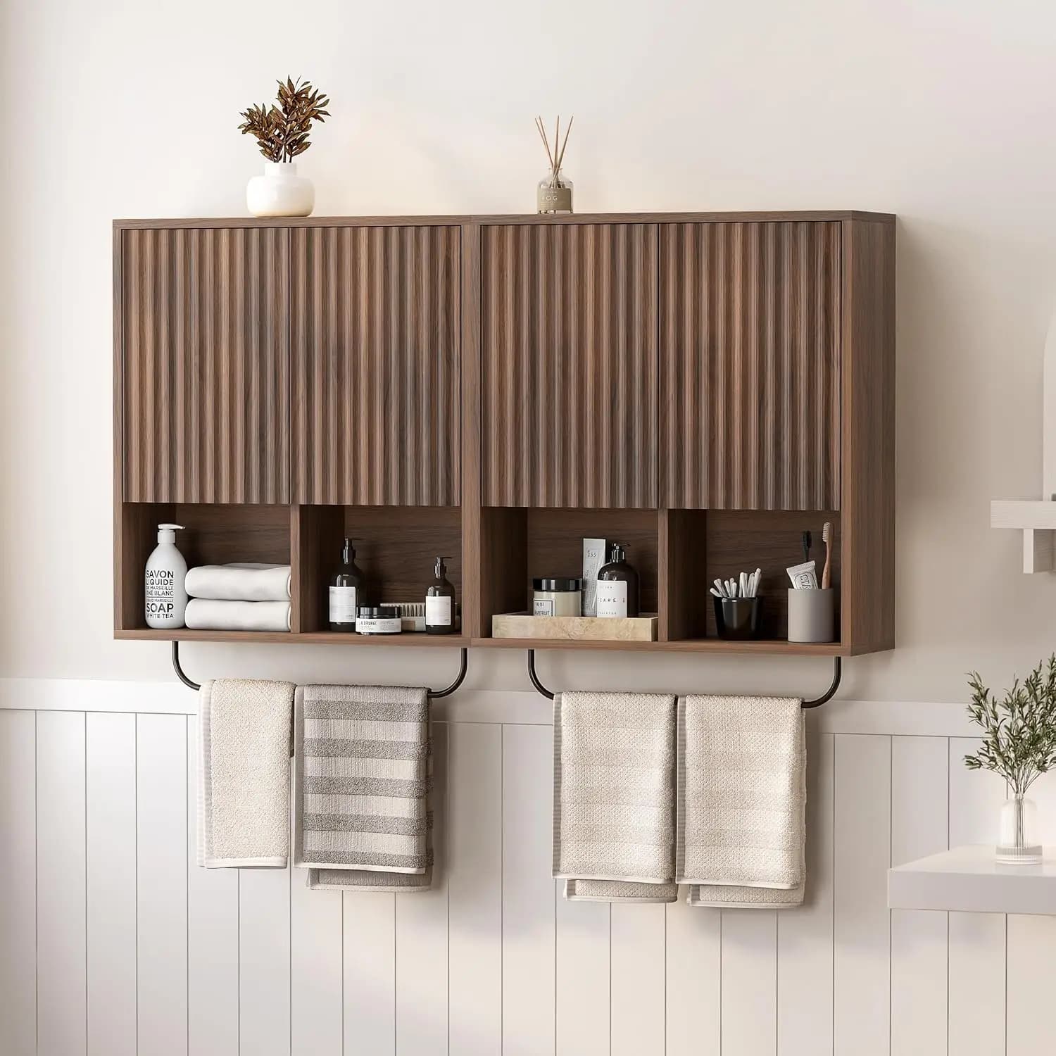 Mobiletto da Parete in Legno Scanalato, Set da 2, Armadietto Bagno con 2 Ante, Ripiano Regolabile e Porta Asciugamani, Montaggio a Parete, Marrone, Personalizzabile