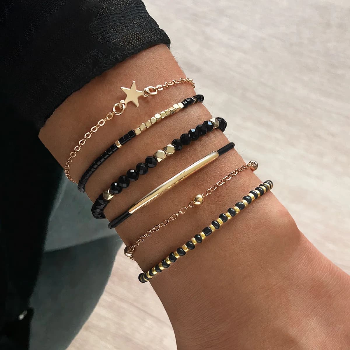 Set di braccialetti a catena con perline nere da 6 pezzi per donna, braccialetto elastico con ciondolo a forma di stella color oro, regalo di gioielli di moda femminile