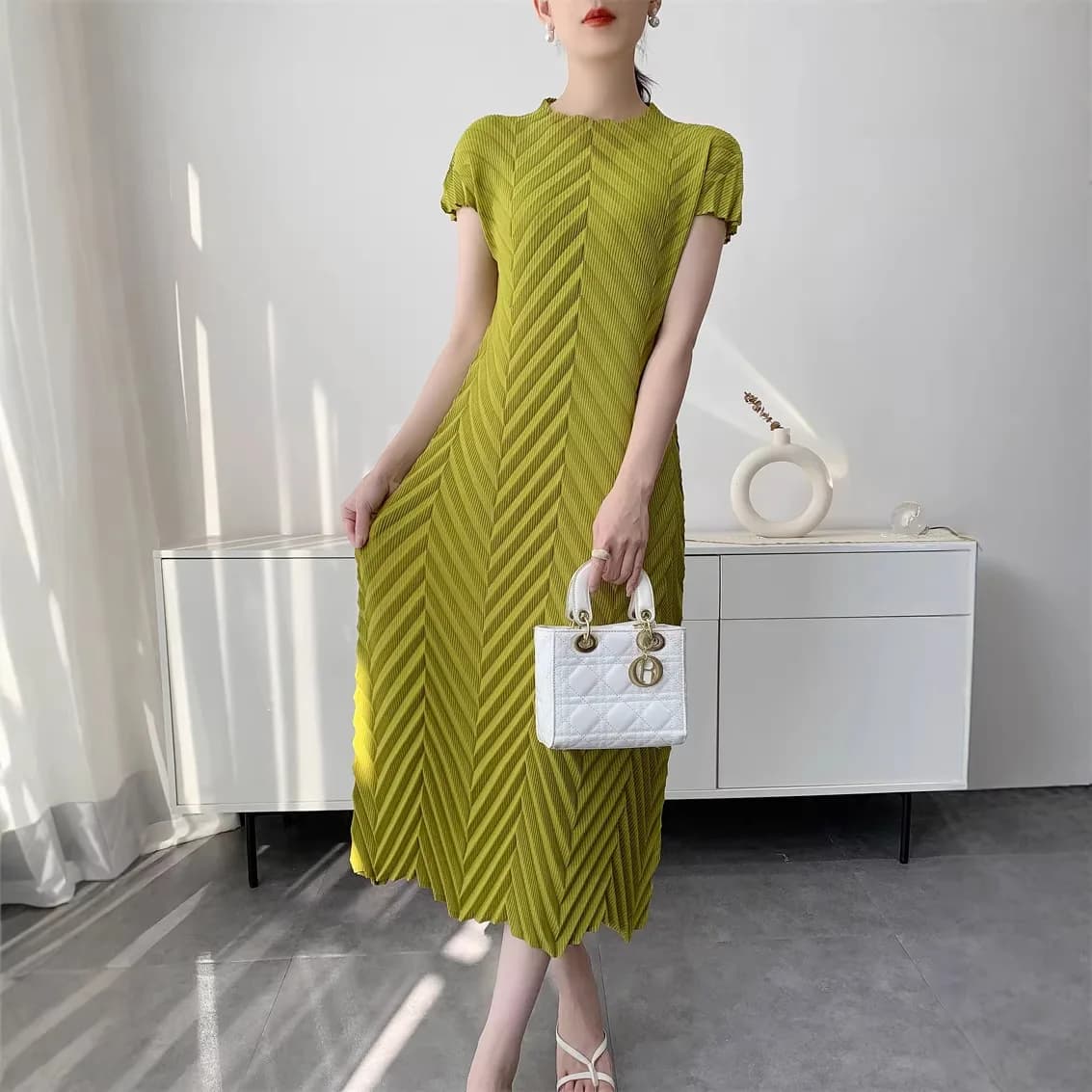 Abito Plissettato Fatto a Mano Miyake, Primavera 2026, Nuovo Modello Tinta Unita con Collo Semi-Alto, Maniche a Pullover, Elegante Gonna Plissettata