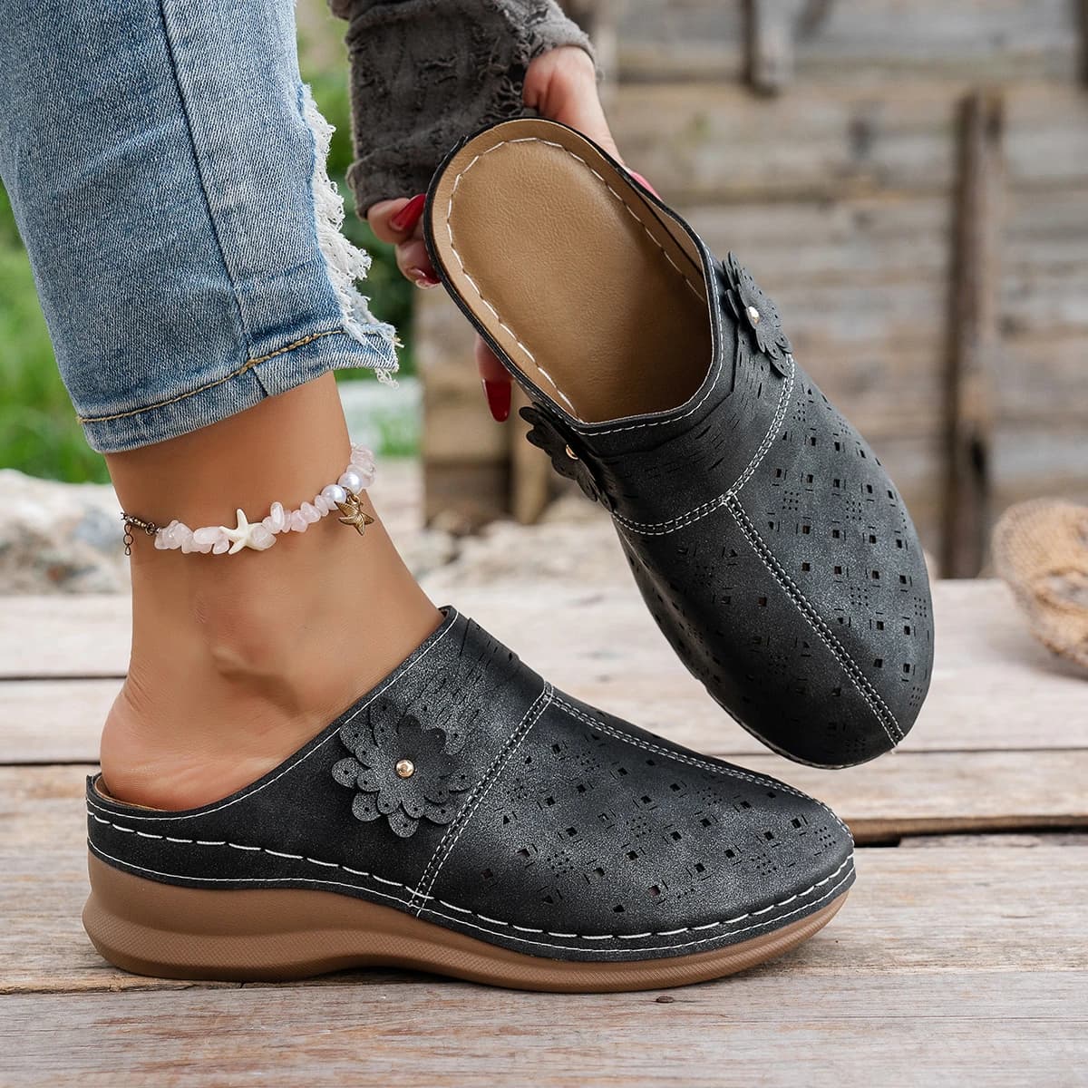 Pantofole da donna leggere con zeppa 2025 nuove scarpe scavate da donna sandali da esterno con suola spessa taglie forti scivoli femminili da donna