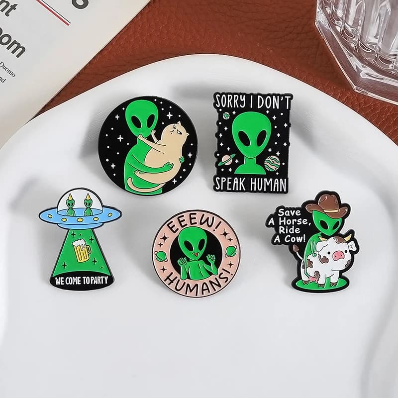 UFO We Come To Party Spille smaltate Alien Cartoon Spille in metallo Zaino Vestiti Decor Distintivo da bavero Accessori Regalo per gli amici