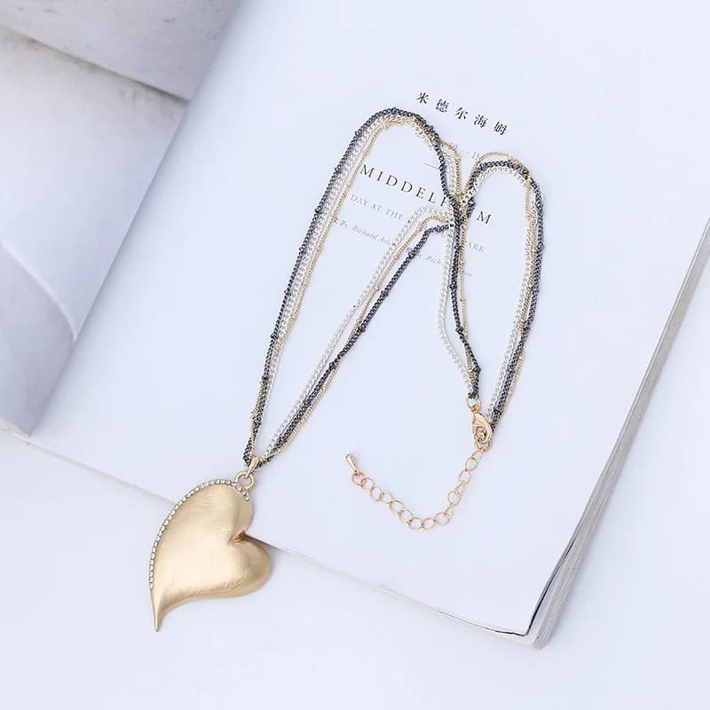 European and American new necklaces, high-end heart-shaped fashionable sweater chains, long women's necklaces