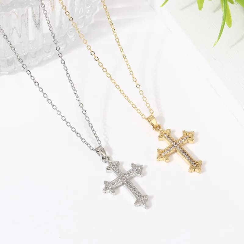 Collana con Ciondolo a Croce in Zirconi Placcato Oro Vero, Catena da Donna Versatile di Lusso Leggero