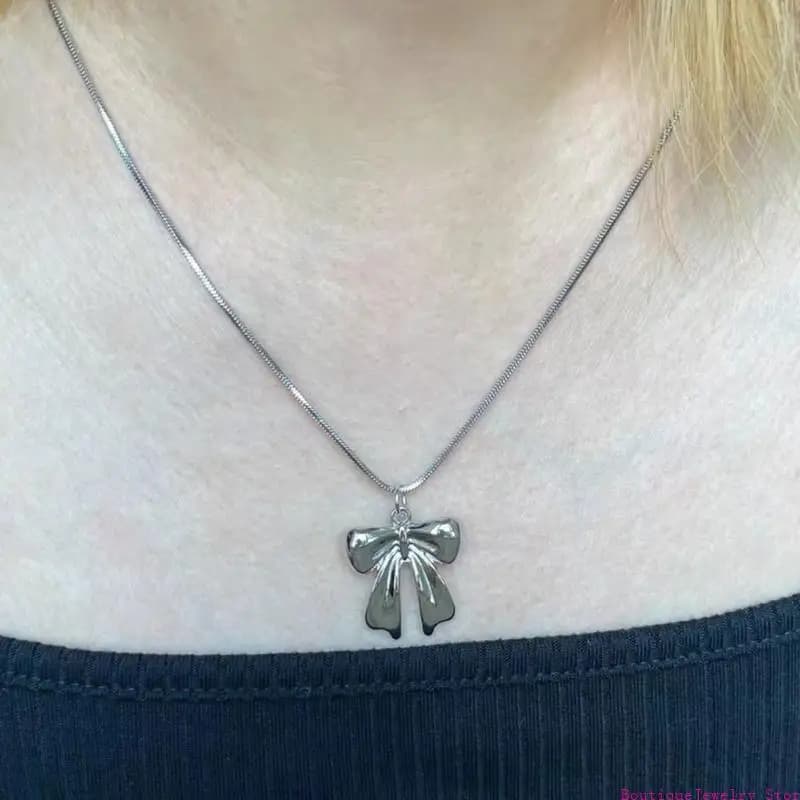 E1PE Collana elegante con fiocco Collana con ciondolo durevole Materiale in lega Elegante catena con collo in materiale in lega