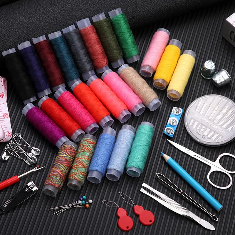 Kit da cucito Viaggiatore per principianti Forniture per cucire portatili Accessori Contiene filo Aghi Forbici Elementi essenziali per il dormitorio universitario