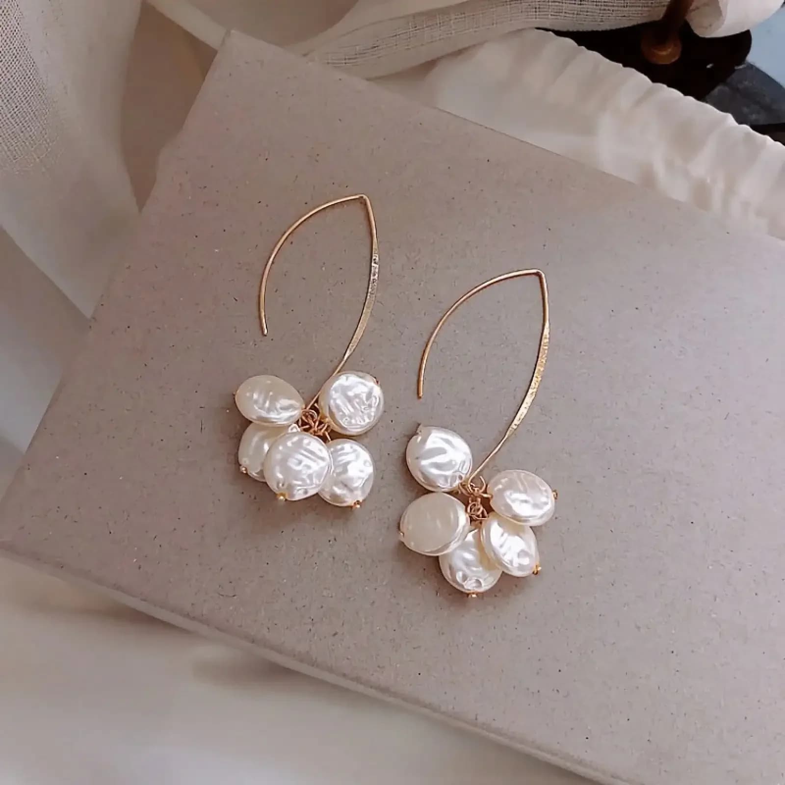 Coppia di eleganti pendenti con petali dorati e perle finte per il Ringraziamento o per un stile che dura tutto l'anno, orecchini con perle finte.