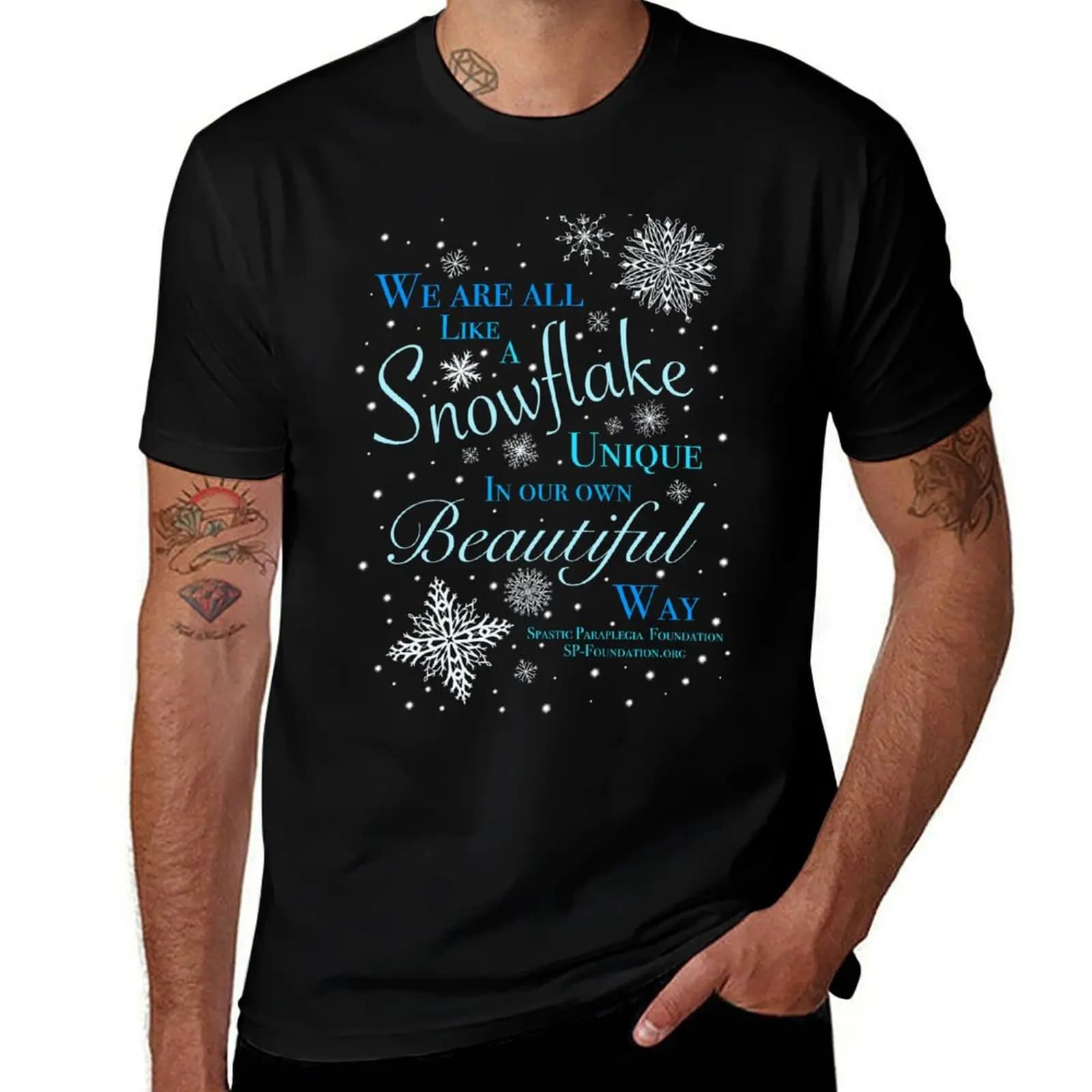 T-shirt in cotone basic taglie forti con stampa “We Are All Like Snowflakes…”