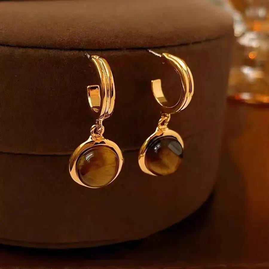 Circular C-shaped earrings with vintage antique aesthetic and fashionable niche design for ear adornment