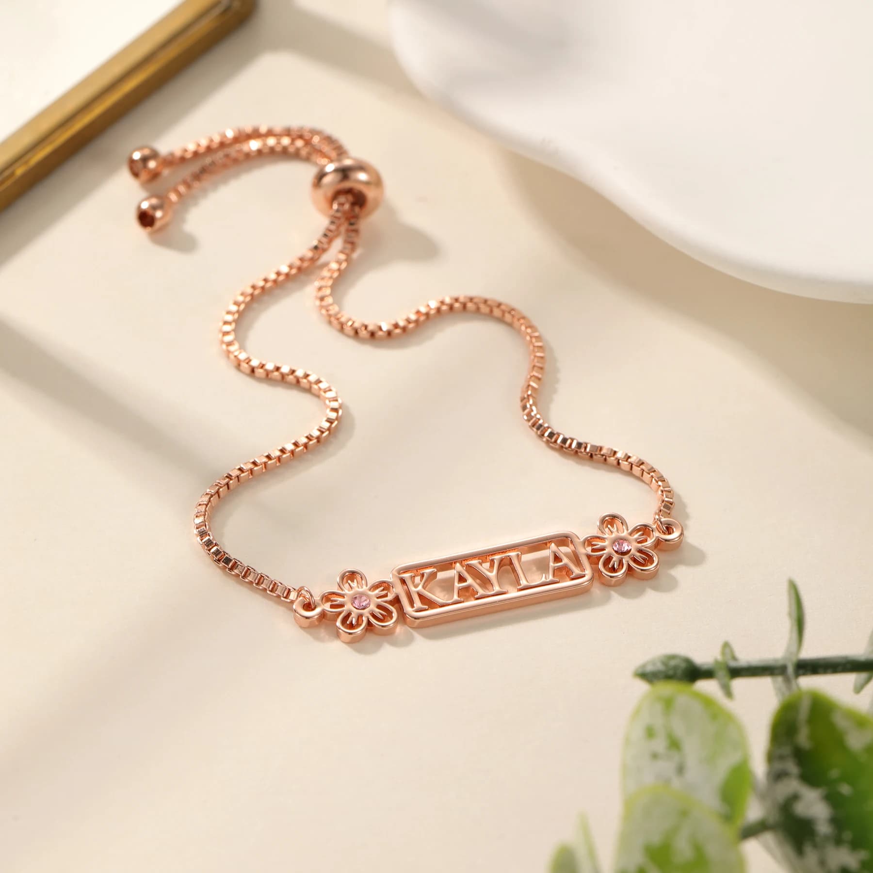 Bracciale con nome personalizzato Sakura regolabile con due fiori di ciliegio in acciaio inossidabile placcato oro 18 carati, regalo di gioielli delicati per lei
