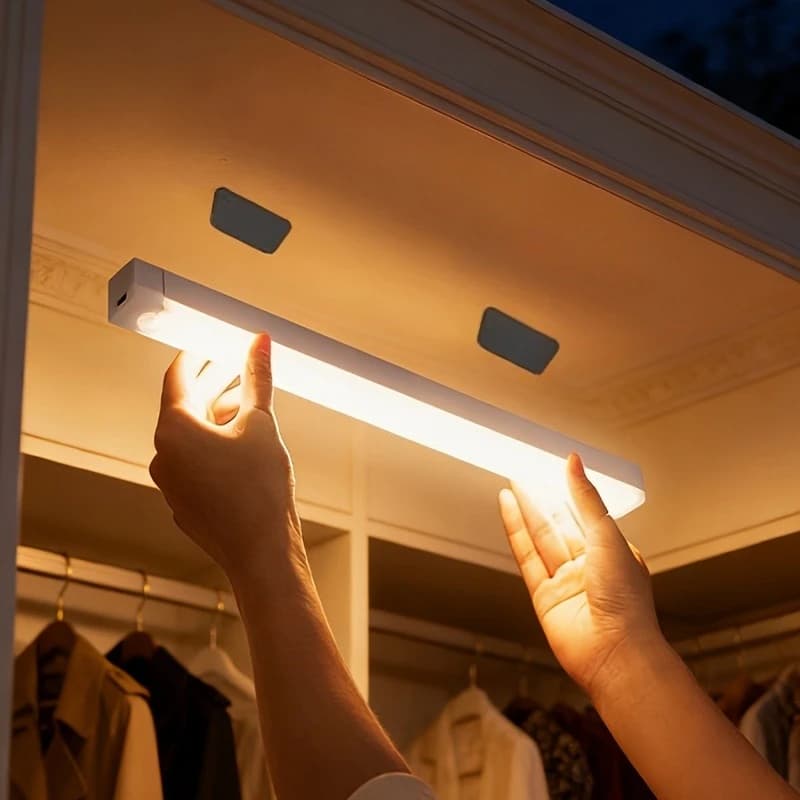 Luce LED Sottopensile con Sensore di Movimento, Striscia Magnetica Ricaricabile per Scale e Corridoi, Luce Bianca/Calda, Illuminazione Notturna per Interni