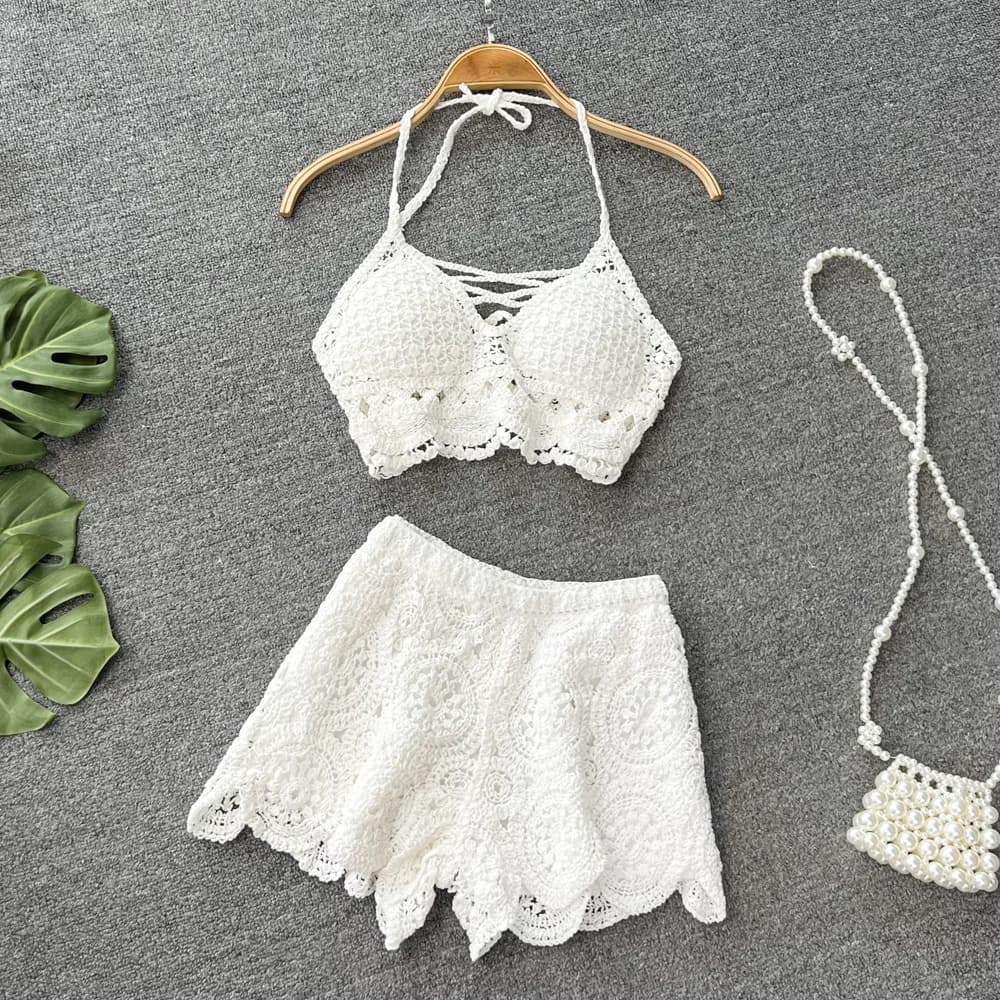 Set da donna in stile resort sulla spiaggia con gilet senza schienale con spalle scoperte in maglia scavata e pantaloncini a gamba larga a vita alta