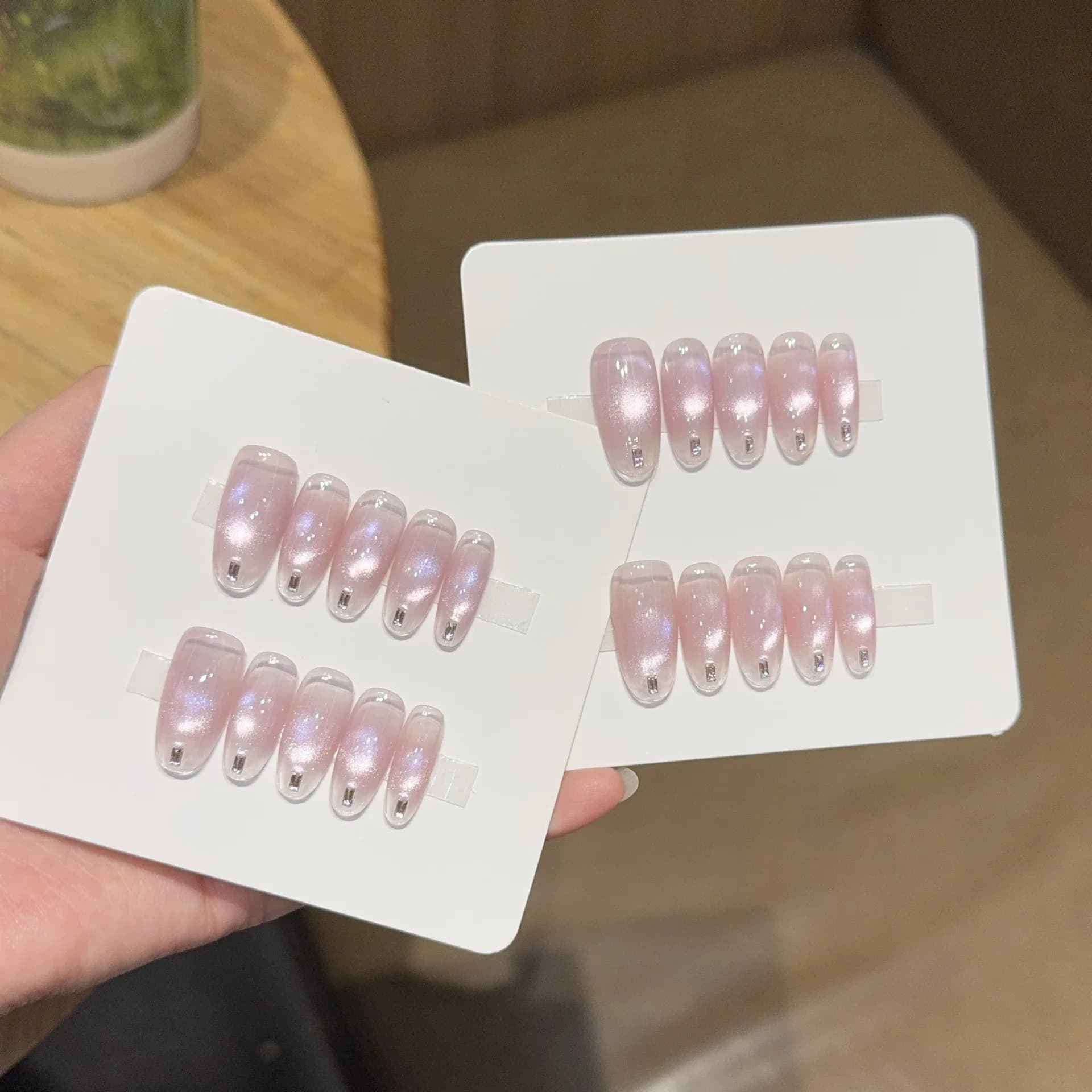10 pz. Unghie Finte Ovali Lunghe Fatte a Mano Effetto Occhio di Gatto Rosa Nude Lucido con Strass Aurora, Unghie Finte Dolci e Indossabili, Punte per Nail Art
