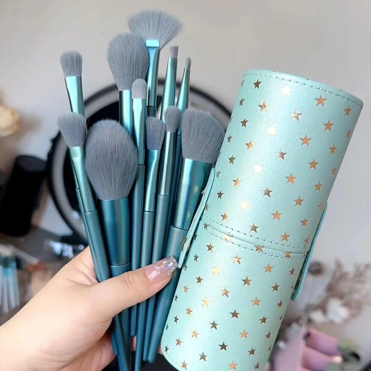 12-piece professional makeup brush set: brush for fard, brush for contour, umbrella brush, highlighter brush with pen holder