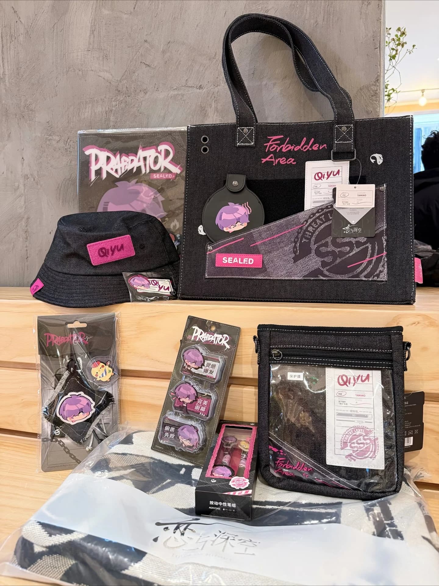 Disponibile: Borsa Tote, Cappello, Cartella, Porta Carte e Ciondolo Ufficiali di Love and Deepspace [Area Proibita Sigillata] con Sylus, Xavier, Caleb, Zayne, Rafayel