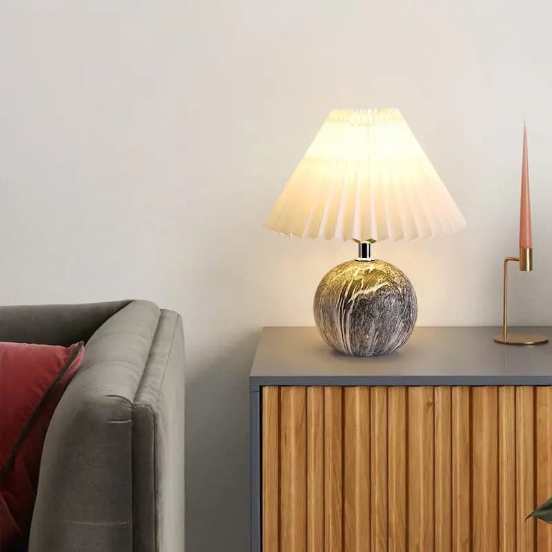 Lampada da Tavolo LED in Tessuto Plissettato Stile Nordico con Base in Ceramica per Soggiorno, Camera da Letto, Studio, Ristorante, Decorazione d'Atmosfera, Luce da Scrivania LED per Casa