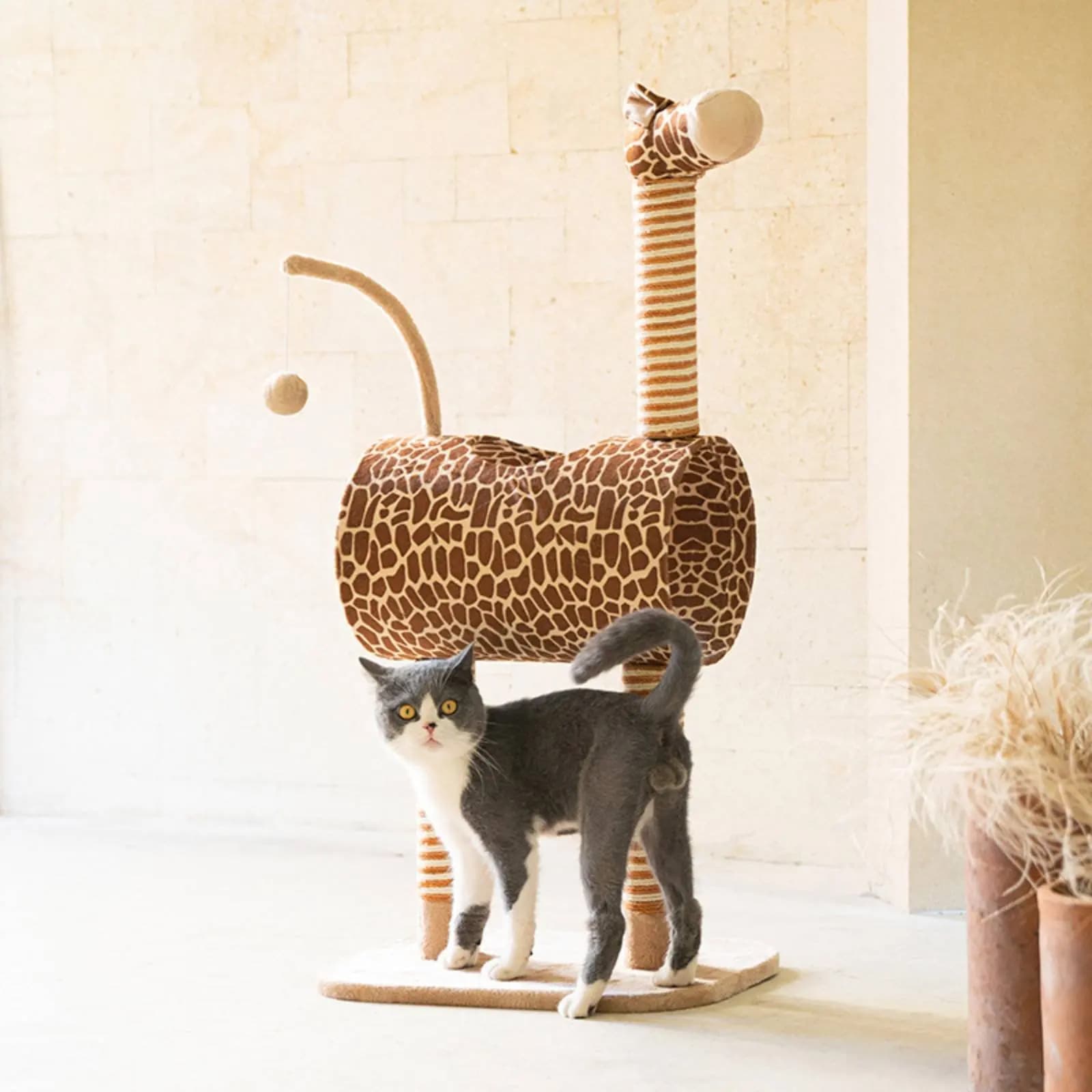 Struttura per Arrampicata per Gatti e Felini in Tessuto Morbido, Design Giraffa, con Base Stabile in Sisal Naturale, Arredamento per Animali Domestici