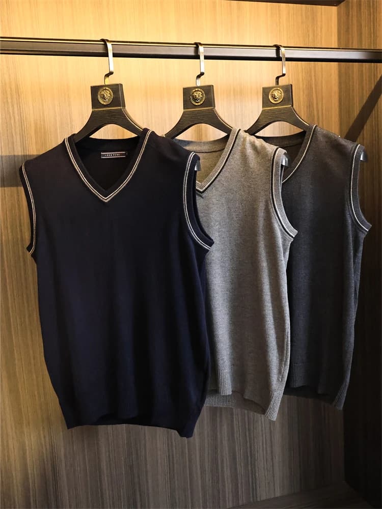 Gilet lavorato a maglia alla moda con scollo a V da uomo, tinta unita, morbido sulla pelle, per autunno inverno, essenziale per ogni occasione.