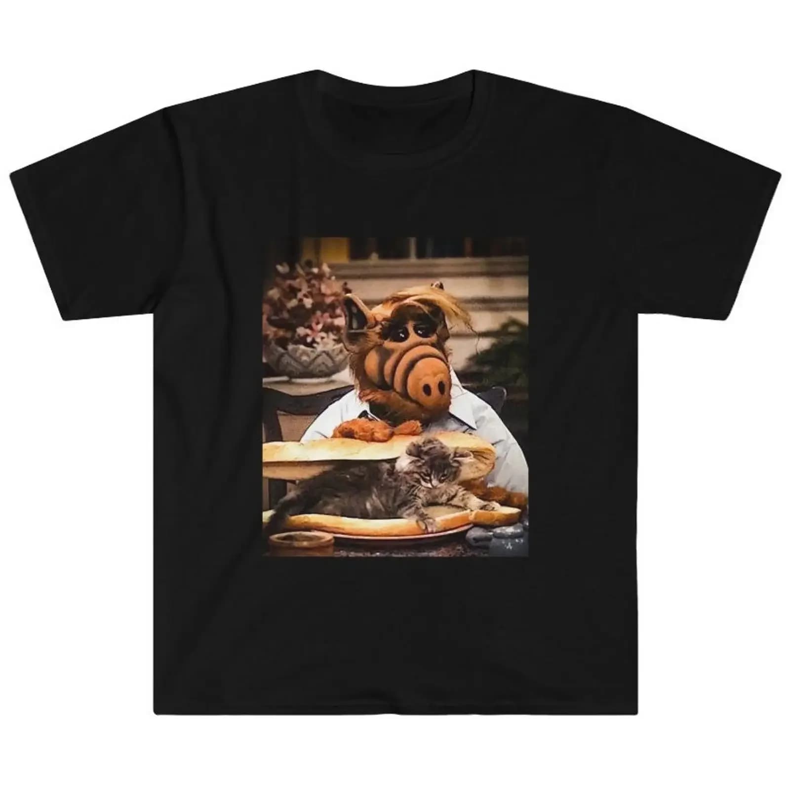 Divertente Maglietta Alf con Gatto a Sandwich, Ispirata al Programma TV Anni '80 e '90, Nostalgia Sitcom, Cultura Pop, Disponibile nelle Taglie XS-XXL e Plus Size, Effetto Vintage Leggermente Lavato