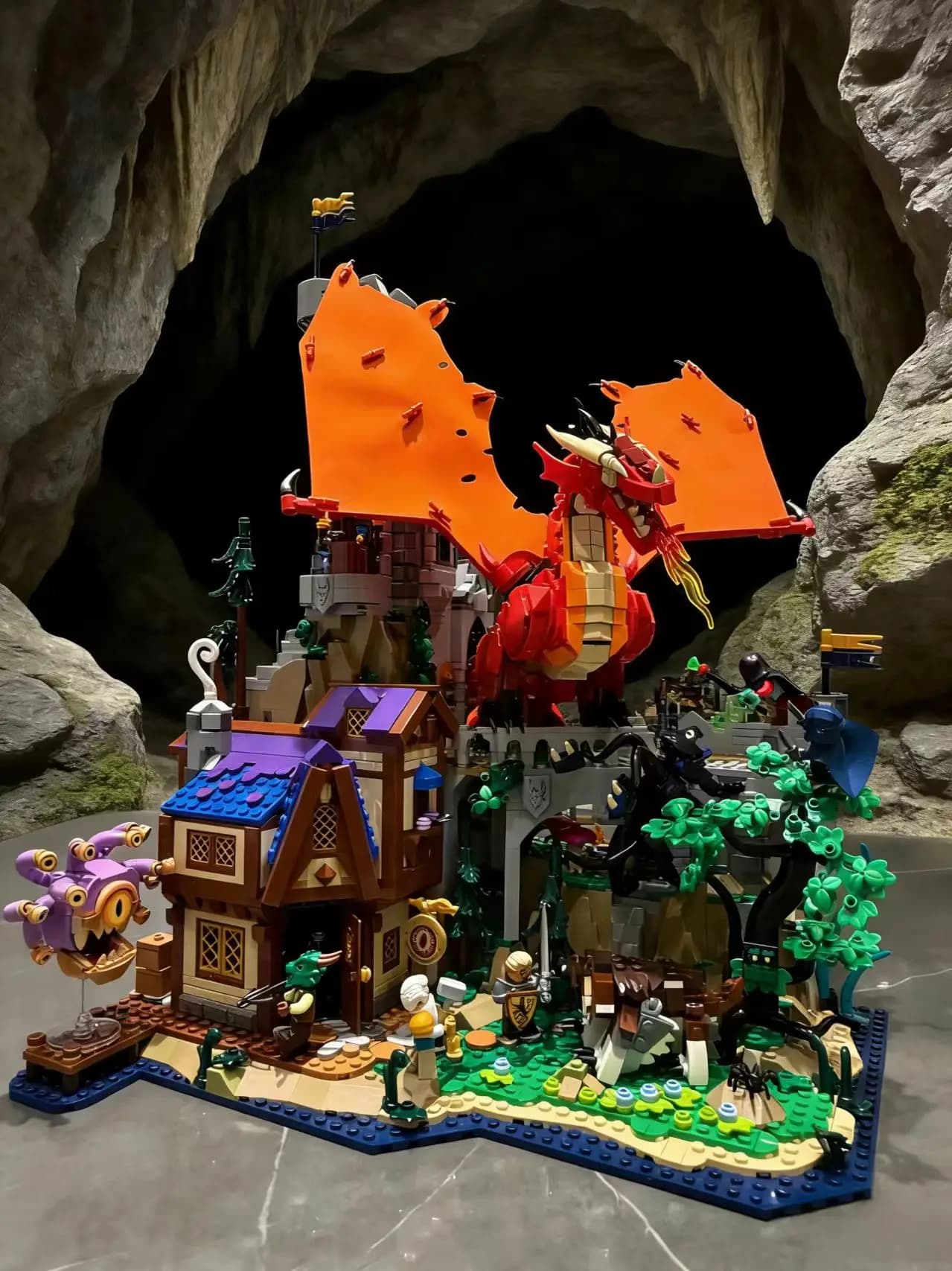 3745 Pezzi di Blocchi da Costruzione della Leggendaria Battaglia del Drago Rosso, Castello Medievale Dungeons & Dragons, Regalo di Natale