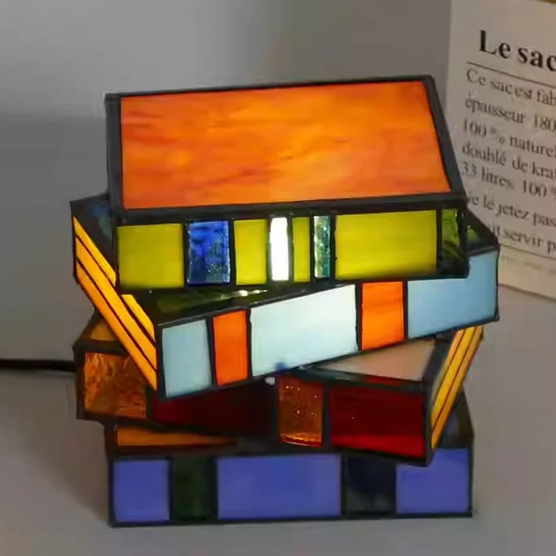 Lampada da libro in vetro colorato Tiffany Artigianato Arte Luce notturna LED per camera da letto Lampada da tavolo Comodino Decorazione scrivania Regalo