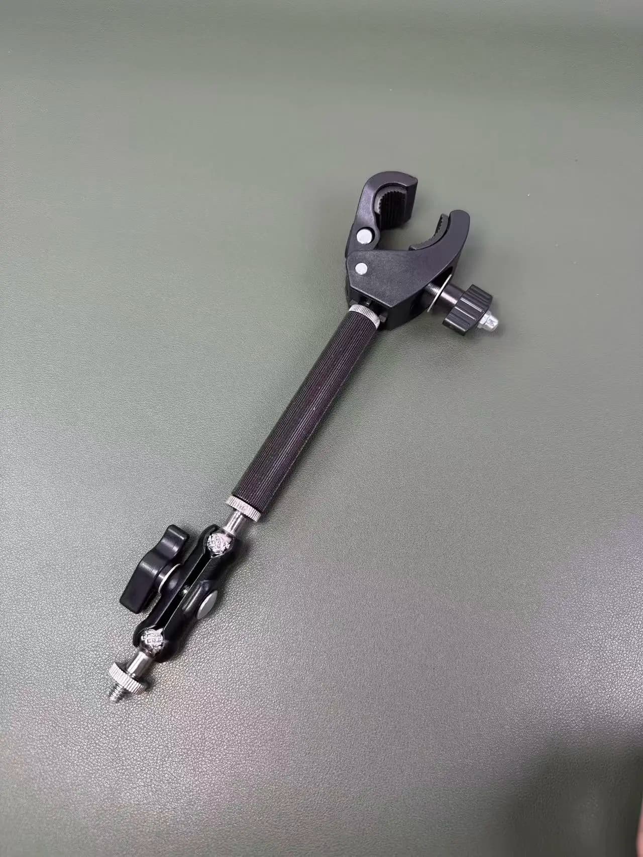 Supporto Universale per Fotocamera Sportiva con Asta Estensibile in Alluminio a 360 Gradi ° Giunto Rotante per Tubi Rotondi da Scrivania
