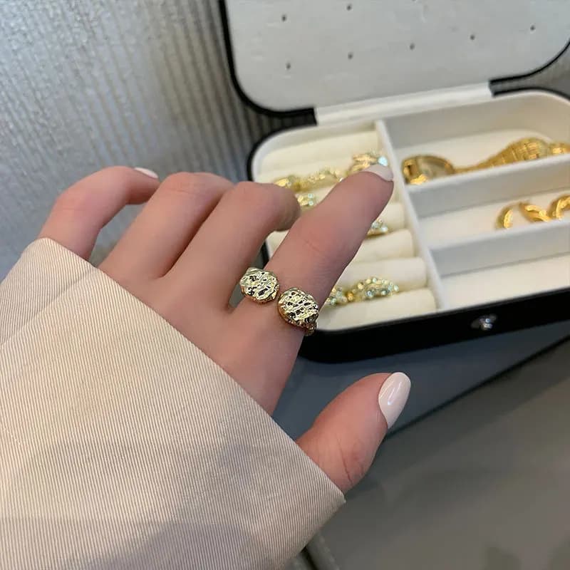 Anello da donna con texture a lamina irregolare di nicchia in stile coreano, design di fascia alta, versatile, anello in argento sterling 925 di lusso leggero