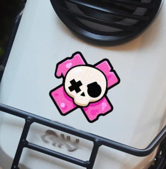 1 adesivo in vinile impermeabile con croce rosa e teschio in stile cartoon, decorazione audace per auto, moto, casco, laptop e bici