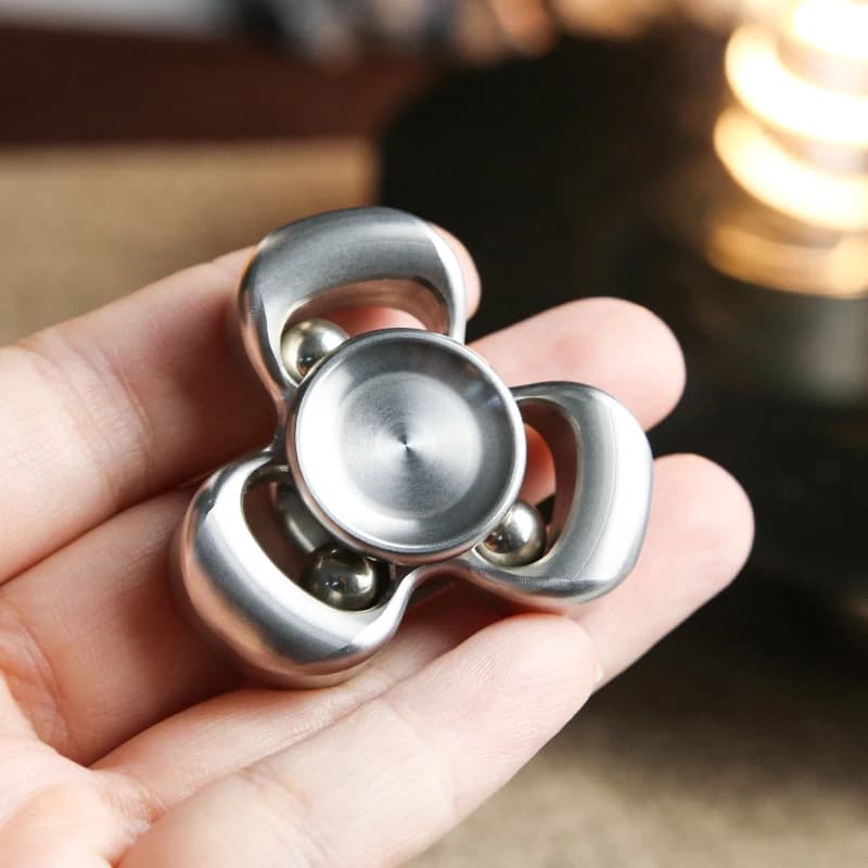 Giocattolo rotante con punta delle dita alla moda a tre foglie EDC Fidget Spinner per alleviare lo stress Giocattolo Fidget Spinner manuale unico Regali per adulti