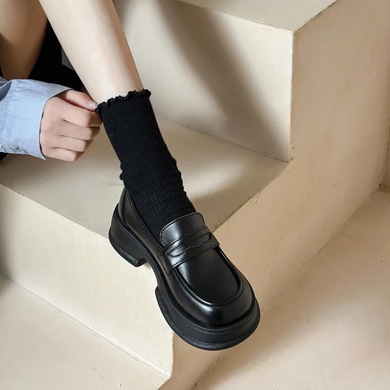 Piccole scarpe in pelle da donna in stile college inglese con suola spessa 2025 nuove scarpe singole mocassini Mary Jane stile primavera e autunno