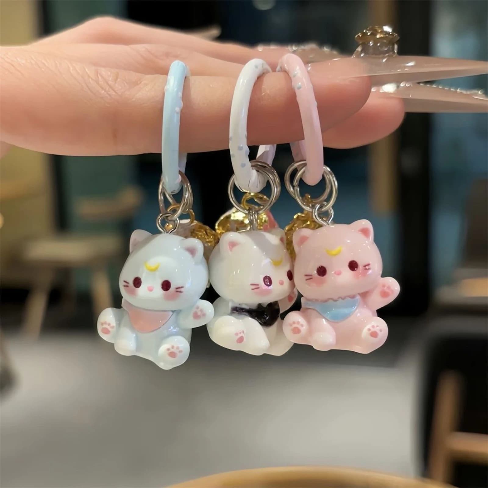 Simpatico portachiavi in resina con gattino con campanello, mini ciondolo per gatti, per chiavi, borsa, regalo per gli amanti dei gatti, ragazze, amici, regalo di compleanno