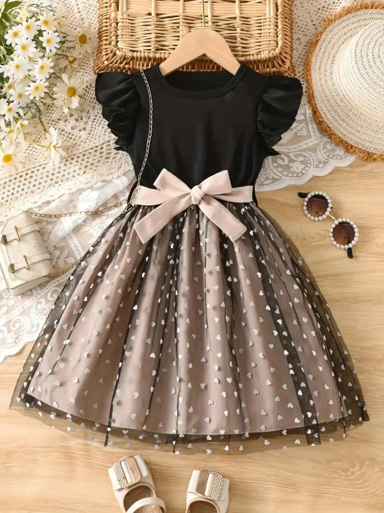 Abito estivo casual ed elegante a maniche corte con volant, cintura in rete a forma di cuore con fiocco e gonna a principessa per bambina