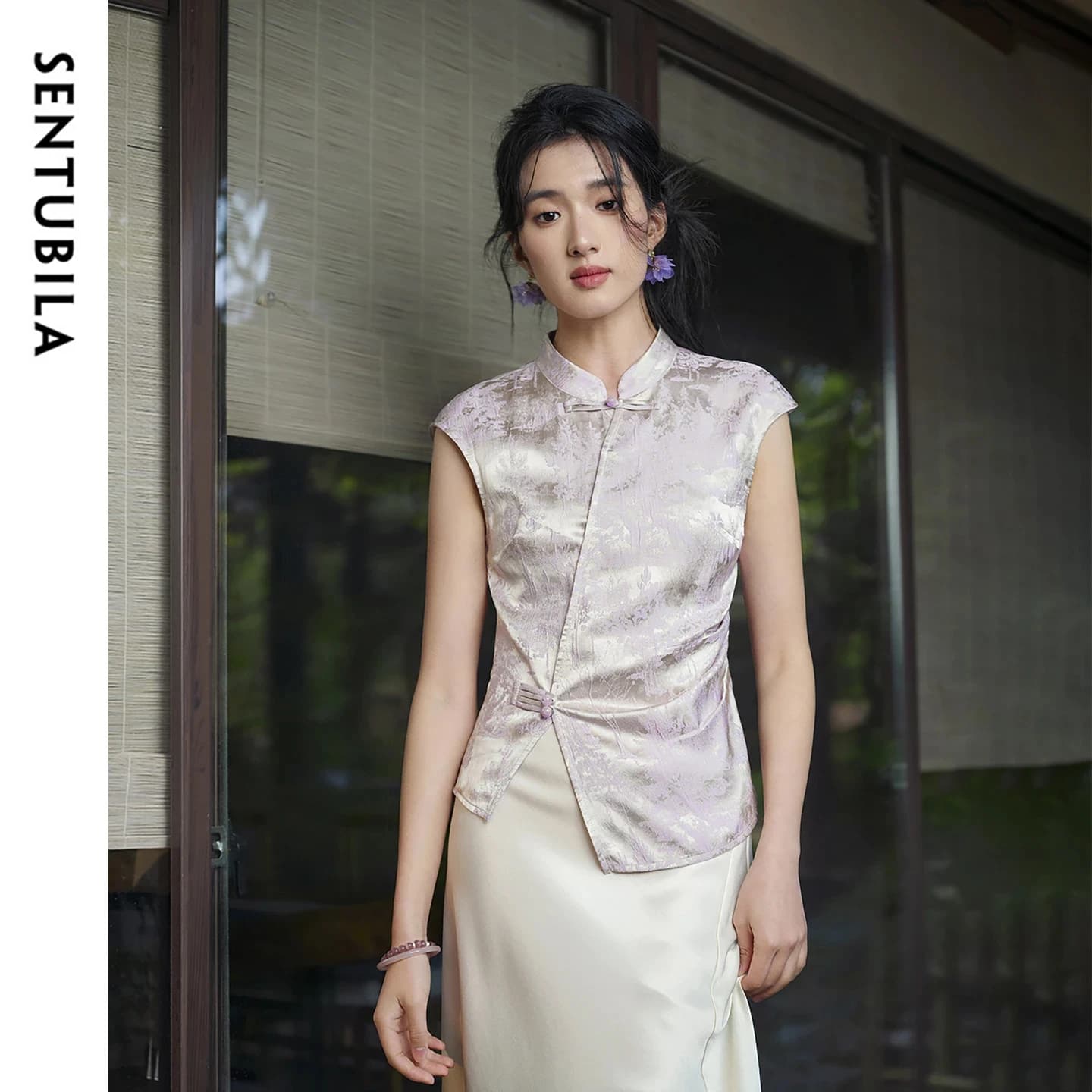 SENTUBILA Elegante Camicetta in Chiffon con Collo alla Coreana, Estiva 2026, Jacquard Testurizzato, Orlo Asimmetrico con Spacco, Senza Maniche 162VG4783