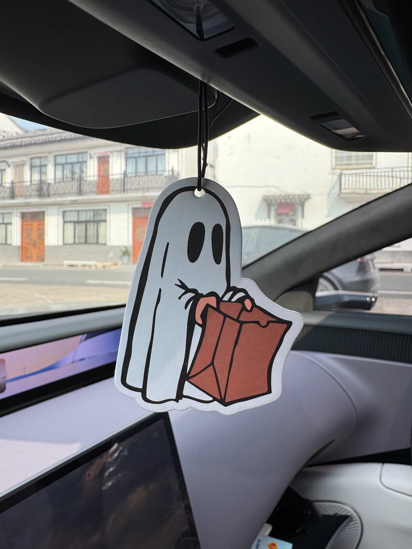 Profumo per Auto Ghost/Hilton Fragranza Fresca Cinque Stelle e Deodorante Non Tossico | Oli Essenziali Naturali e Pastiglie Profumate per Aromaterapia (Noroili/Grapefruit/Cedro) | Modello da appendere e a doppio uso con clip di ventilazione | Fragranza a Lunga Durata per 60-90 Giorni | Deodorante e Purificatore d'Aria | Adatto per l'uso in auto, case, armadi e bagni. | Stessa fragranza della quella venduta in negozio