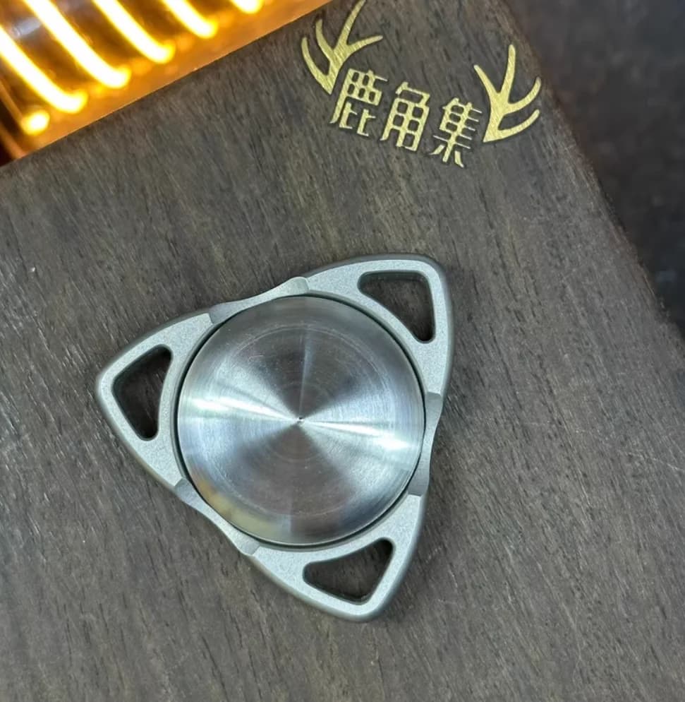 Giocattolo di decompressione agitarsi con spinner cavo in titanio con lame per posa EDC usato