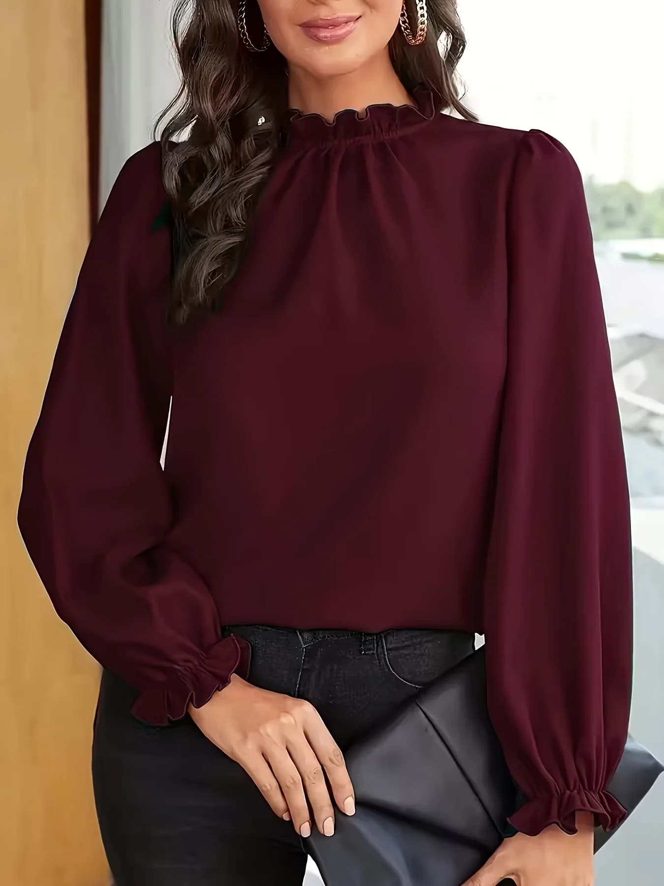 Elegant and casual woman's shirt with long sleeves, ideal for weekends and holidays