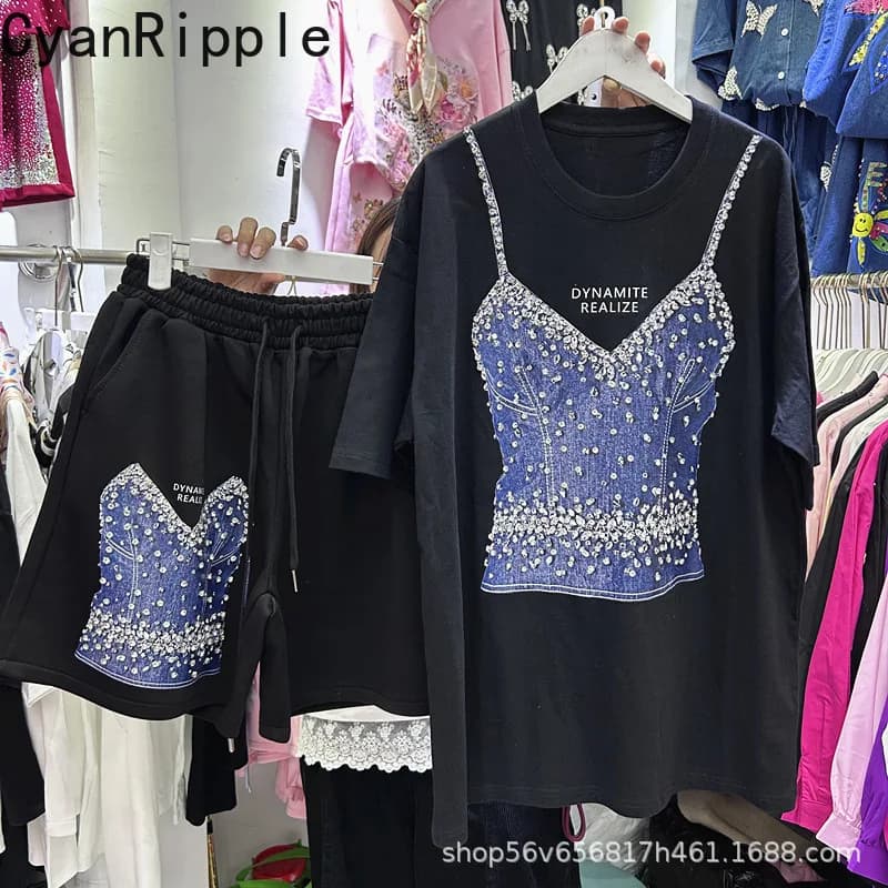 Set Estivo alla Moda Spice Girls: T-shirt Bianca Larga a Maniche Corte con Stampa Diamanti Personalizzata + Pantaloncini a Gamba Larga con Elastico in Vita