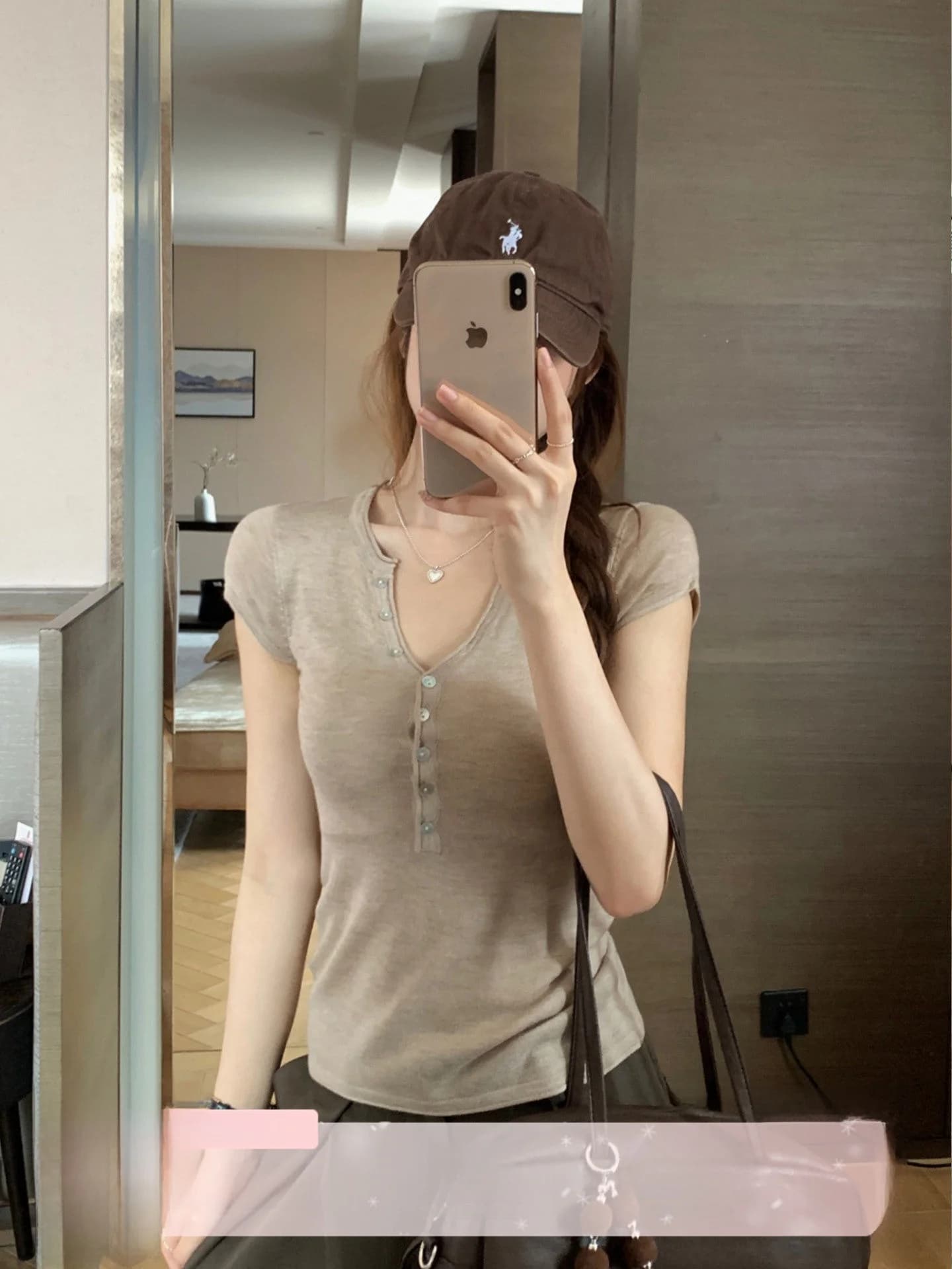 T-shirt da donna slim fit con scollo a V in maglia a maniche corte, stile coreano, alla moda per l'autunno, casual, traspirante, in misto poliestere