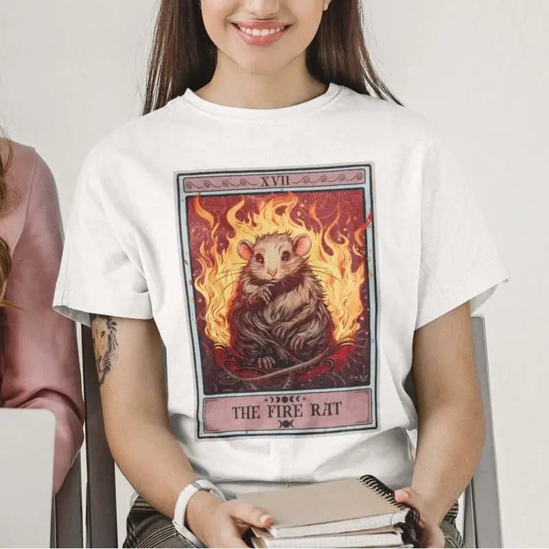 La maglietta della carta dei tarocchi del topo del fuoco
