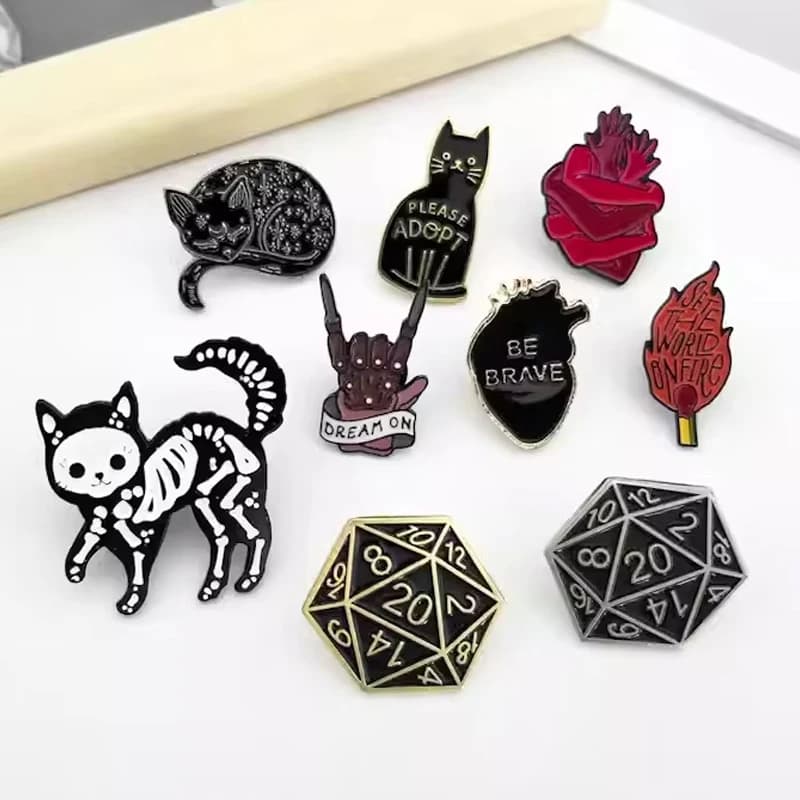 Spille smaltate stile punk Cielo notturno Cuore Gatto scheletro nero Spille per le donne Drago e Dungeon Dice spilla a mano Distintivi Gioielli