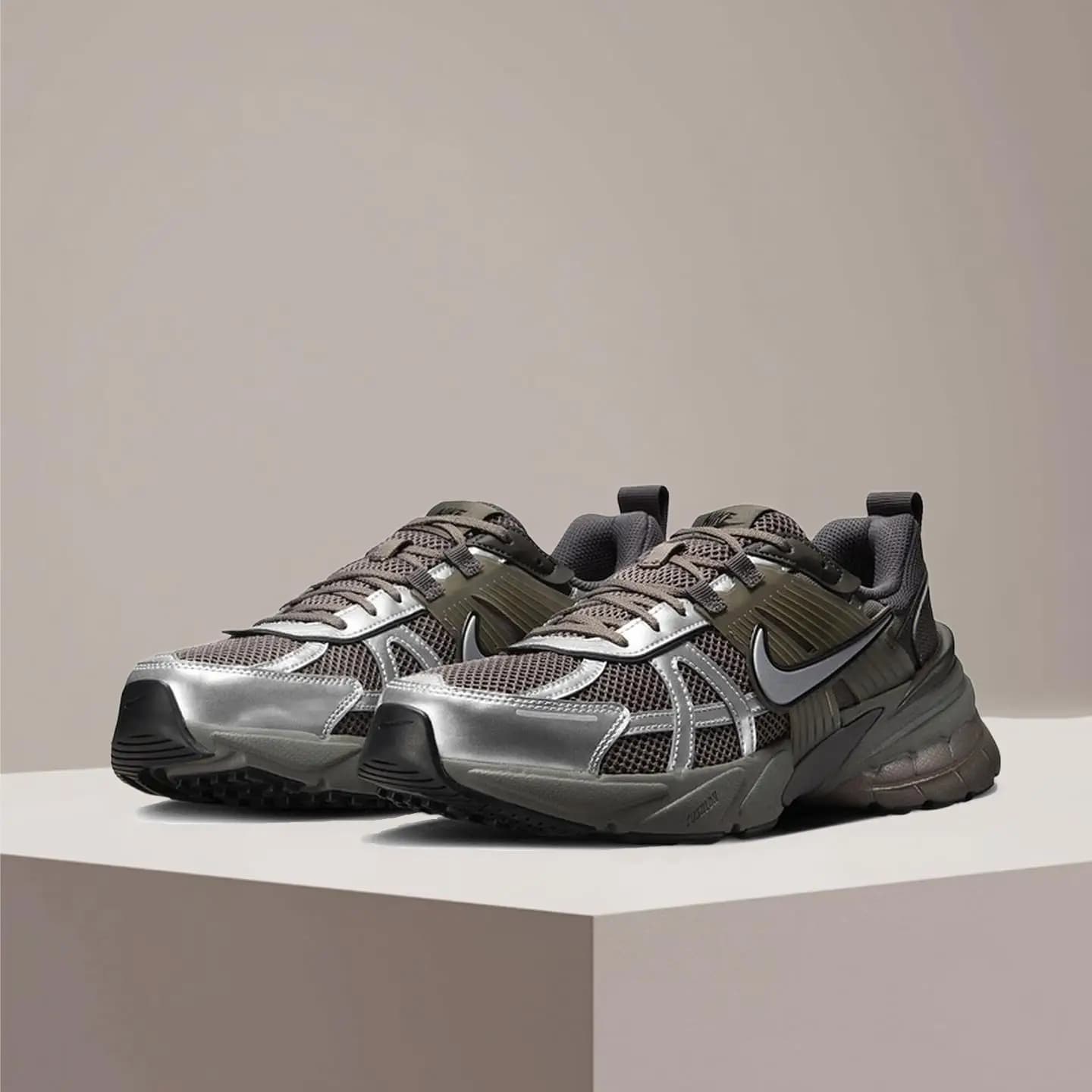 Scarpe da corsa Nike V2K Run Retro Comoda ammortizzazione e struttura resistente Stile casual quotidiano unisex HQ1678-200