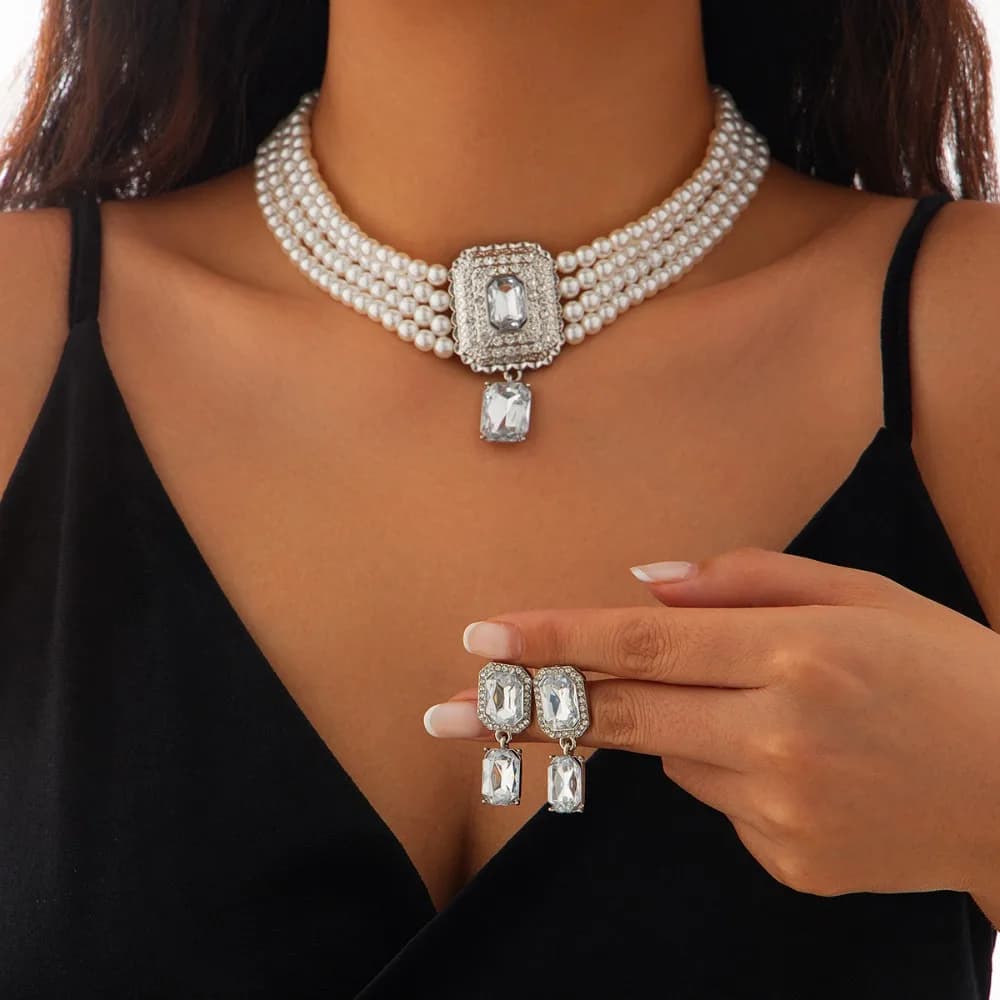 Collana multistrato con perle finte Gioielli da donna di lusso Collana con strass Orecchini Collana girocollo con ciondolo vintage Set per ragazze