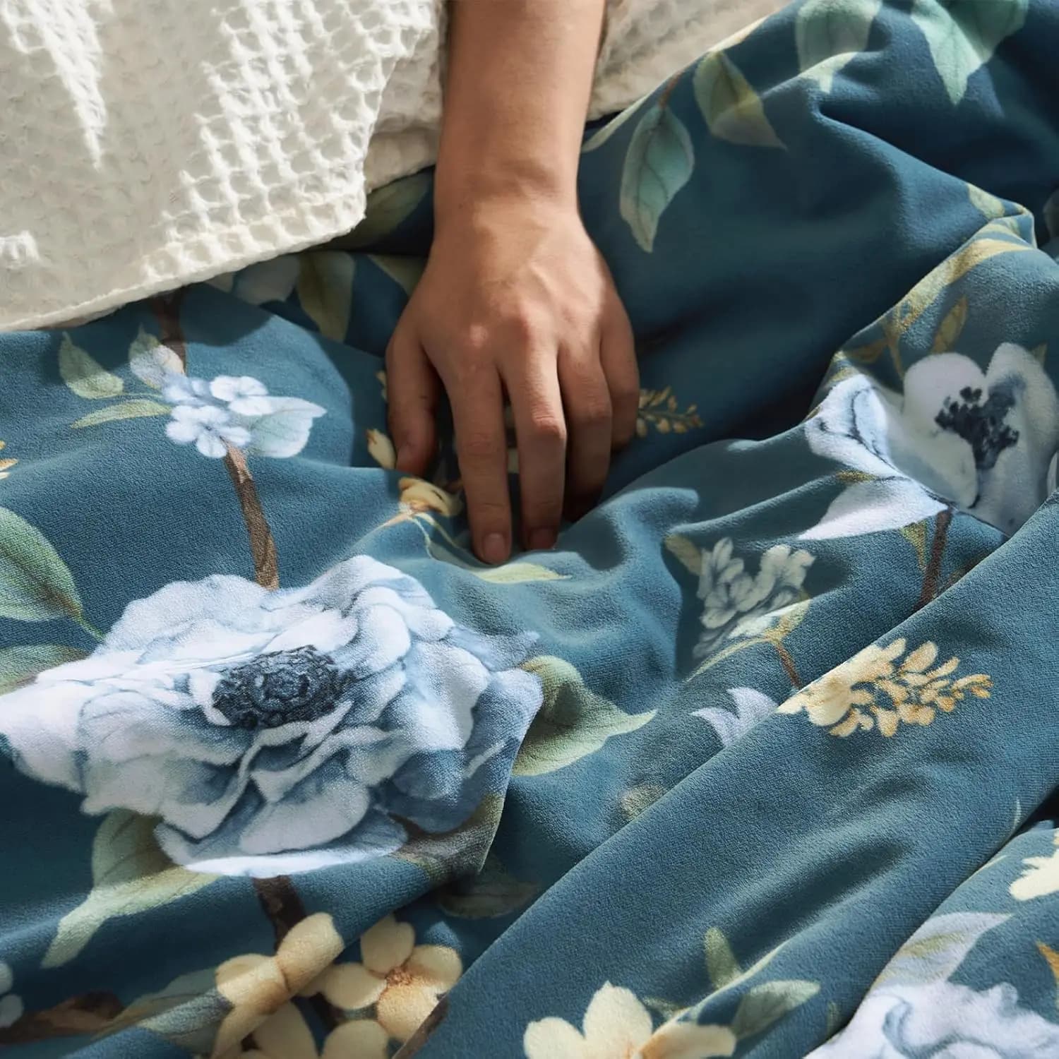 Super Soft Velvet Comforter Set King Size 3-Piece Lightweight Warmth Anti-Static Floral Bedding Set with 2 Pillow Shams Blue