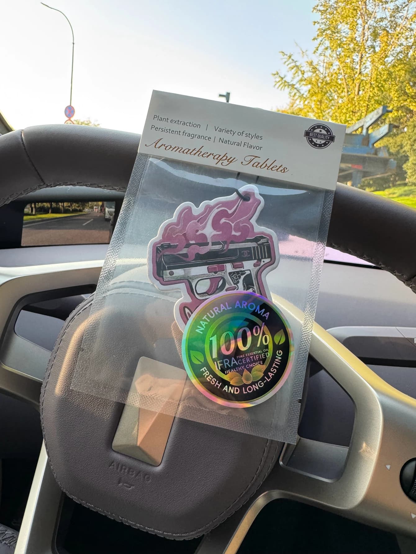 Car perfumer Pink Pistol Design Hilton (profume from hotel) | Support for Mirror Retrovisor and Clip for Double Use Air Mouth | Tablets for Aromatherapy in Natural Material | Long-lasting fragrance for 90 Days | No alcohol | Fear not the direct exposure to the sun | Designed specifically for removing odours in cars, cabinets and bathrooms. | Grafica Animata per Cartoni Animati | Unisex | Fragranza di Lusso | The same oceanic design as five-star hotels